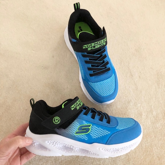 Boys light up sketchers new Velcro size 2 - Picture 1 of 2